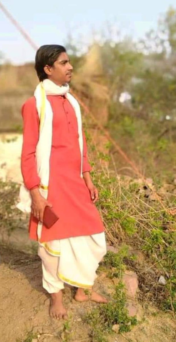 SaketBapu_52's tweet photo. लाख दलदल हो ,पाँव जमाए रखिये,
हाथ खाली ही सही,ऊपर उठाये रखिये,
कौन कहता है छलनी में,पानी रुक नही सकता,
बर्फ बनने तक, हौसला बनाये रखिये...
Jay Sri Ram शुभ प्रभात 🙏🏻🙏🏻🙏🏻
🙏🏻🙏🏻🙏🏻🚩🚩🚩🗡🗡🗡
@Sanketshastriji https://t.co/zunsyWIoVq