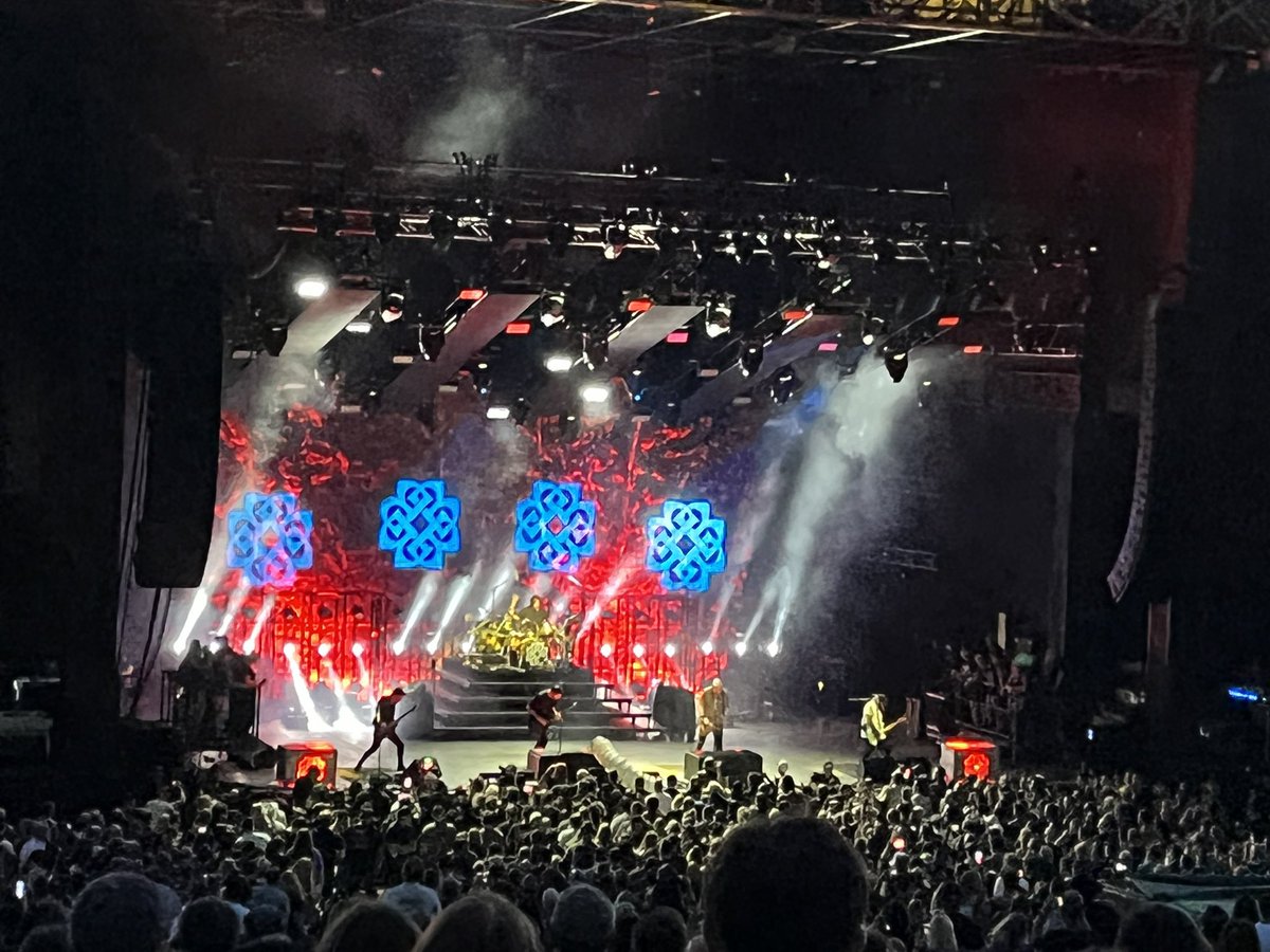 sixstringmc_06's tweet photo. 🎸🤘got to see breaking Benjamin along with bush and Alice In Chains @breakingbenj @AliceInChains https://t.co/3d0e5SnaPK