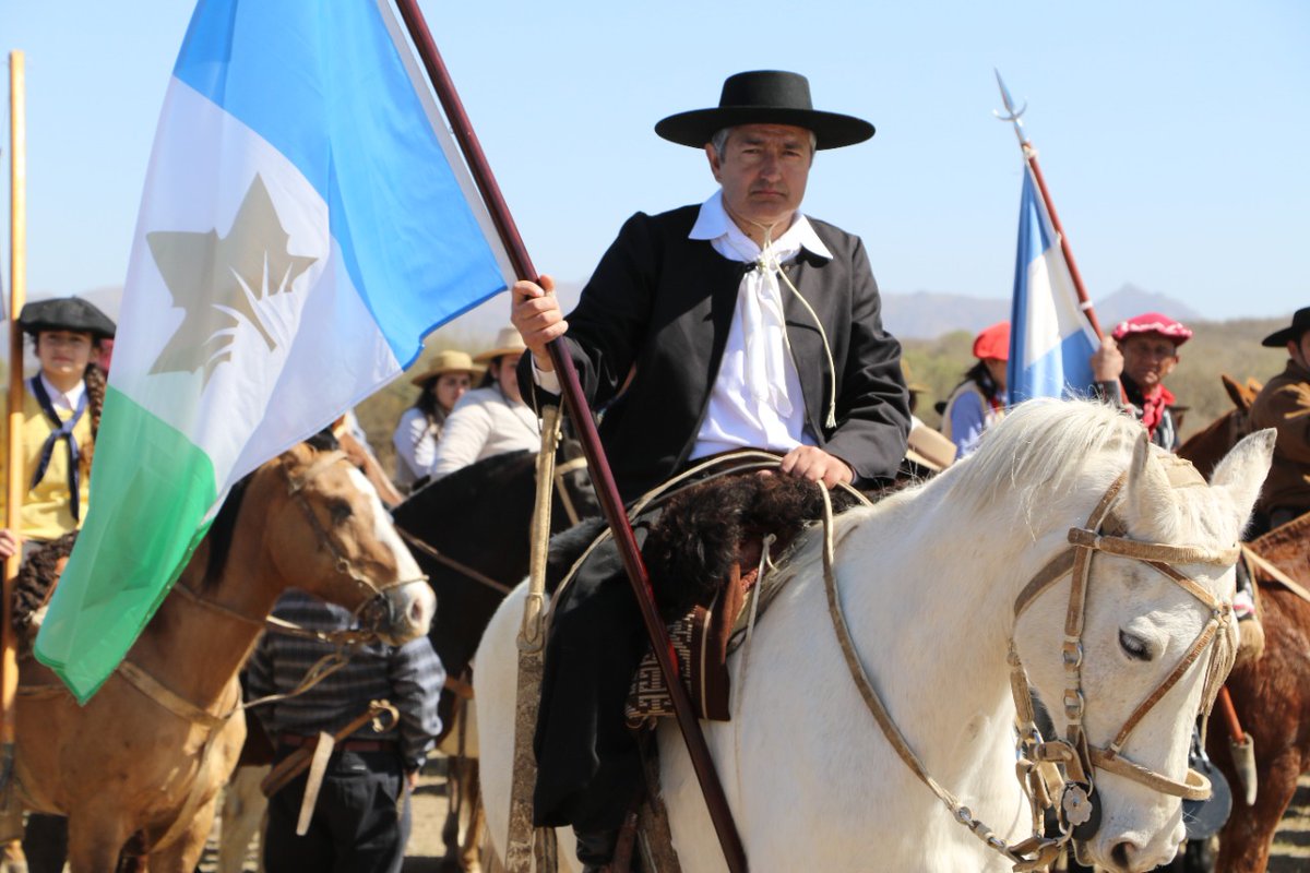 800 montados a caballos y agrupaciones gauchas en procesión y desfile en San Alfonso del Talar 
#FiestasPatronalesMendiolaza
