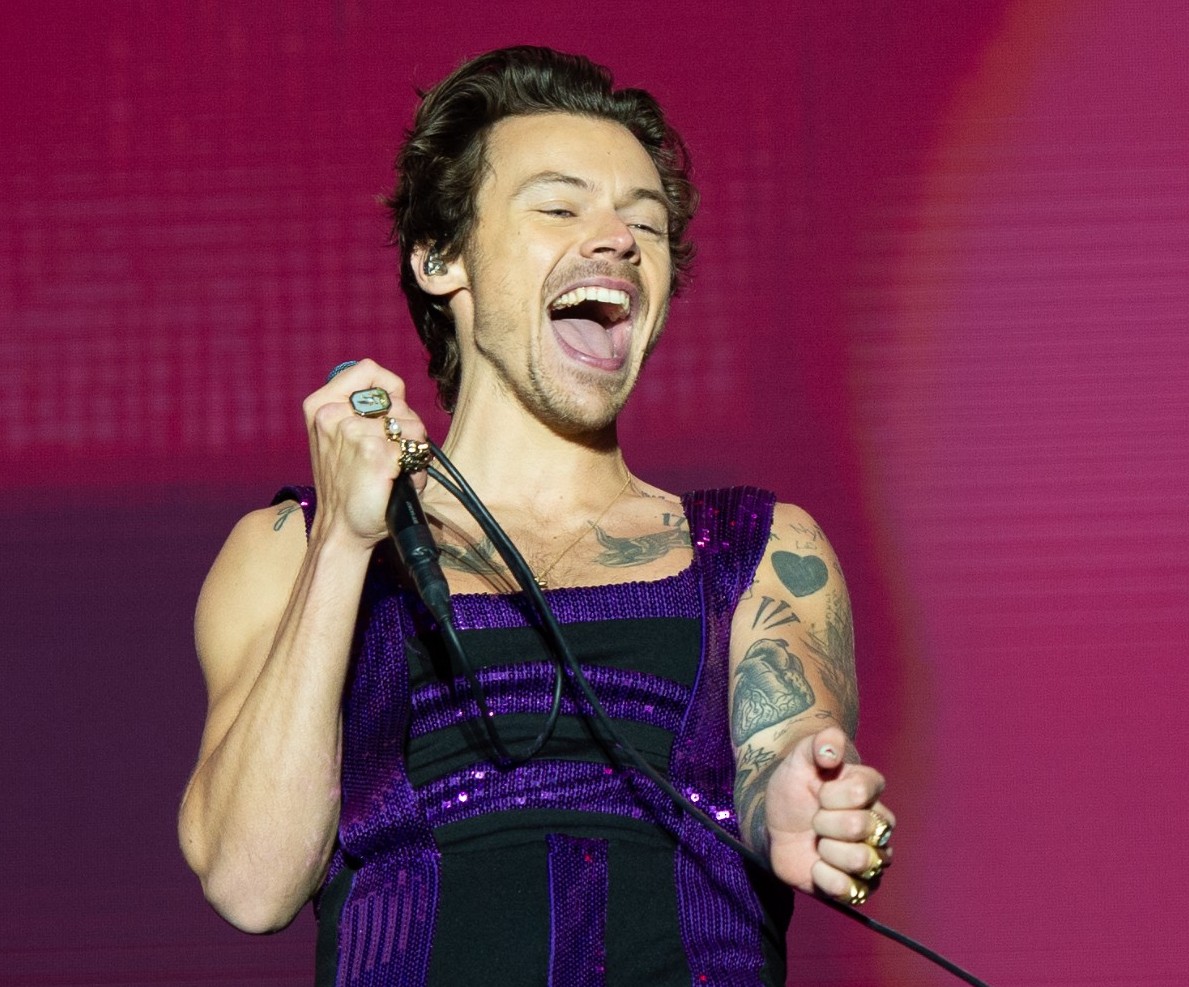 #HarryStyles ha ganado el premio ÁLBUM DEL AÑO en los #VMAs 2022​ 💫​  Si es que ya nos lo dijo él: "El amor es lo que hace de una casa un hogar".​ 🏠​  Ha quedado claro que todos nos hemos sentido parte de él este año. ​❤️