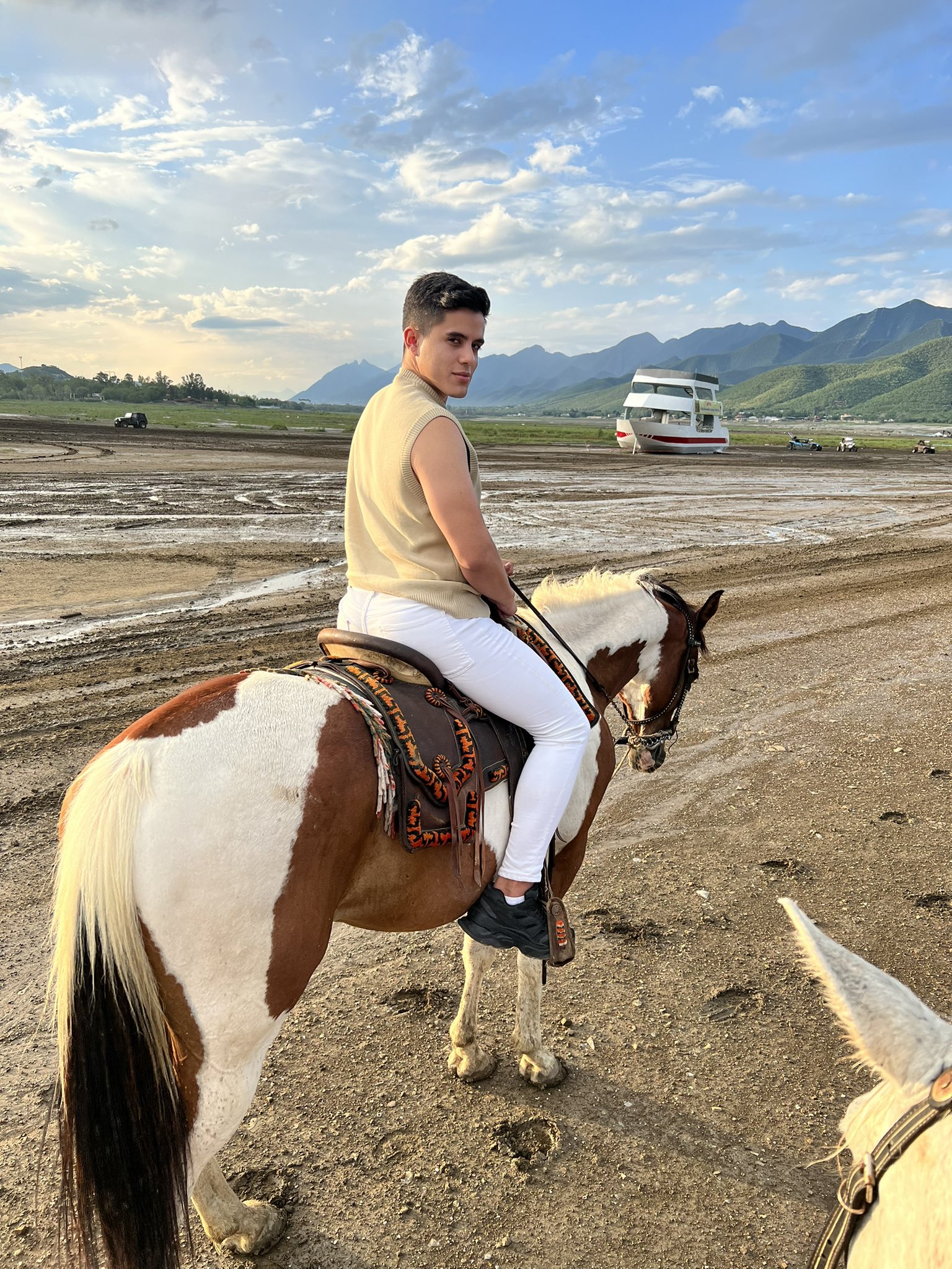 Felipe Rivero on Twitter: "I would like more bareback 🐎🤠 https://t.co/LIA3eOyDER https://t.co