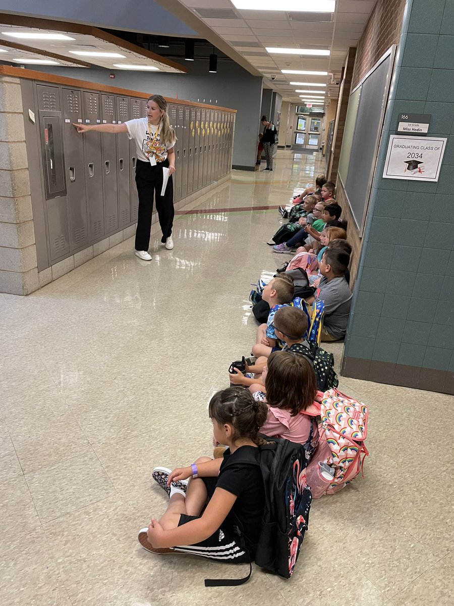 Miss Newman’s first graders rocking the hallway expectations the first few days! <a href="/UNOCADRE/">The CADRE Project</a> <a href="/LFLionsCBCSD/">Longfellow Elementary</a> #showup <a href="/CBCommSchools/">CouncilBluffsSchools</a>