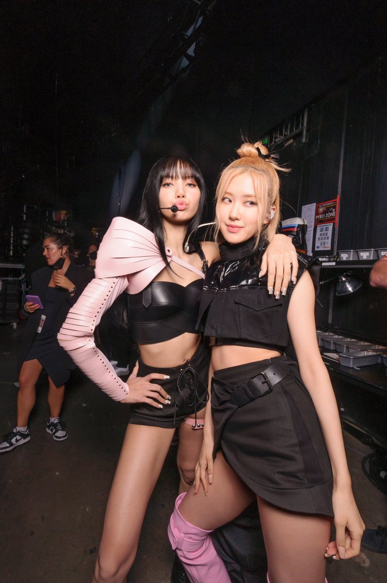 MTVLA's tweet photo. Si me pegan les daría las gracias, sinceramente 

#VMAs #Lisa #Rosé 
📸: Amber Asaly https://t.co/S3ymp5CYnH