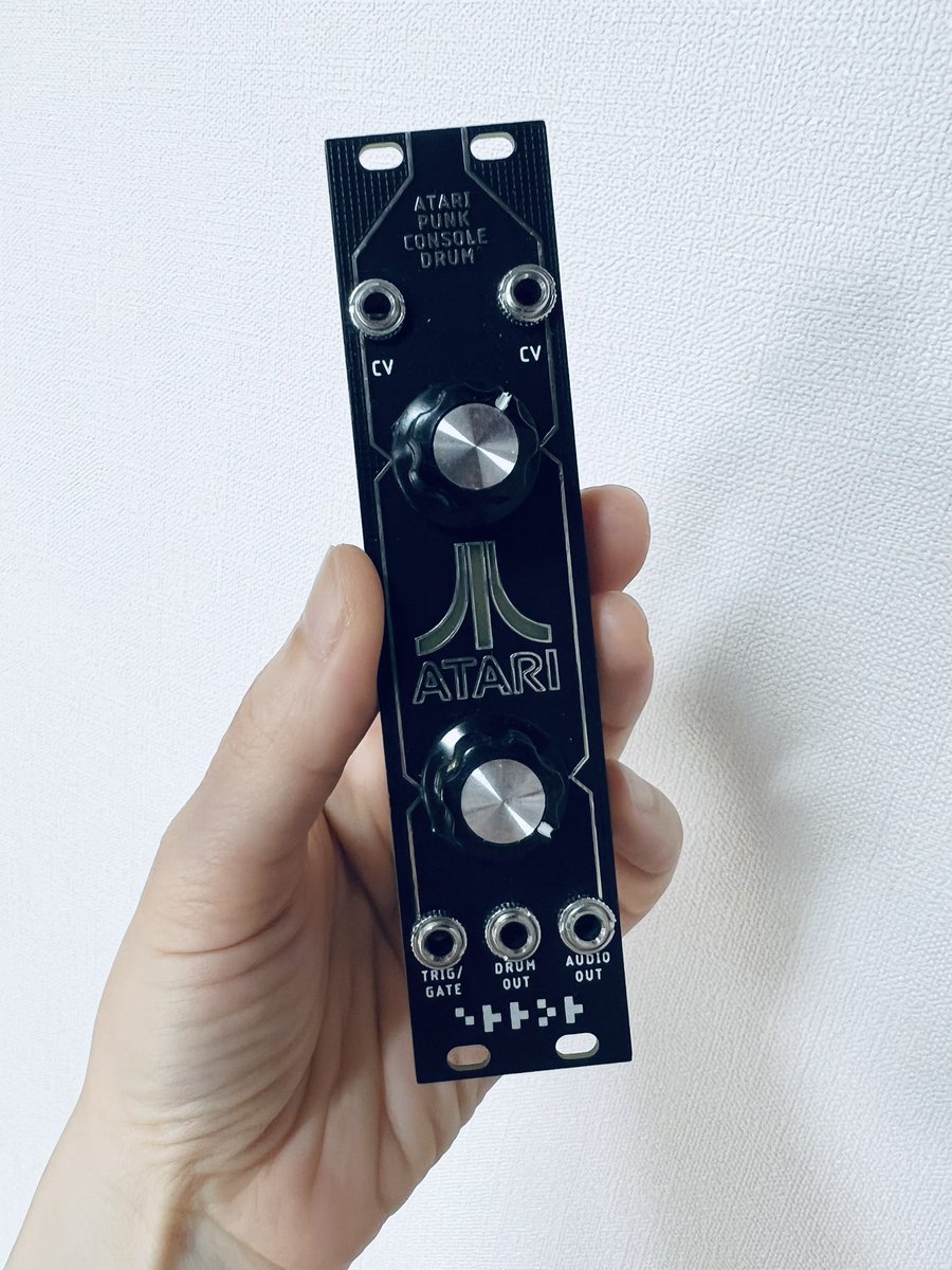 termenvox_etsu's tweet photo. (´-`).。oO おぉぉぉどうもエツですmy new gear…色々悩んだ末とりあえず『見た目カッコ良くて面白そうなやつ』を勢いで入手…正直なところ右も左も分かりません何かあったら先輩方教えて下さい何卒宜しくお願いします遂に底無し沼へんではおはよう世界
#モジュラーシンセ初心者
#ErrorInstruments https://t.co/pWw4r8BvrW