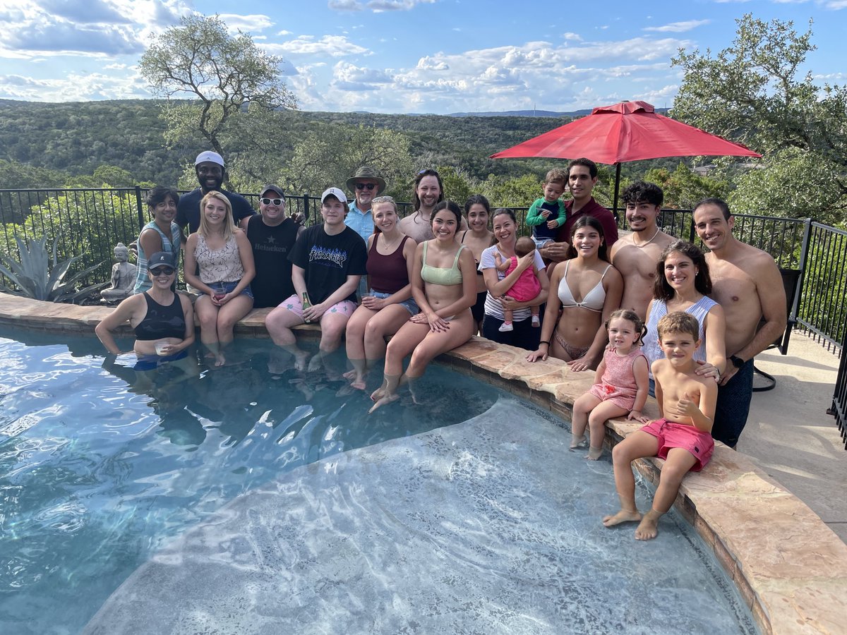 jennyhsieh5's tweet photo. Best lab ever @glopu_ @e_hurley15 @CourtneyLeeMcM @vnietoestevez @Nikolas_Merlock #hsiehnanigans https://t.co/zygUraOV0l