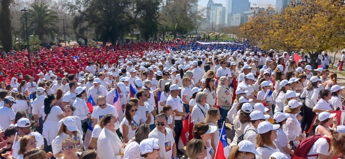 Les compartimos fotos de la bandera humana que miles de ciudadanos formaron hoy en un parque de Providencia. Es nuestra Bandera Chilena que trae unión y esperanza.
#XAmorAChile
#RechazoTransversal #RechazoConFuerza