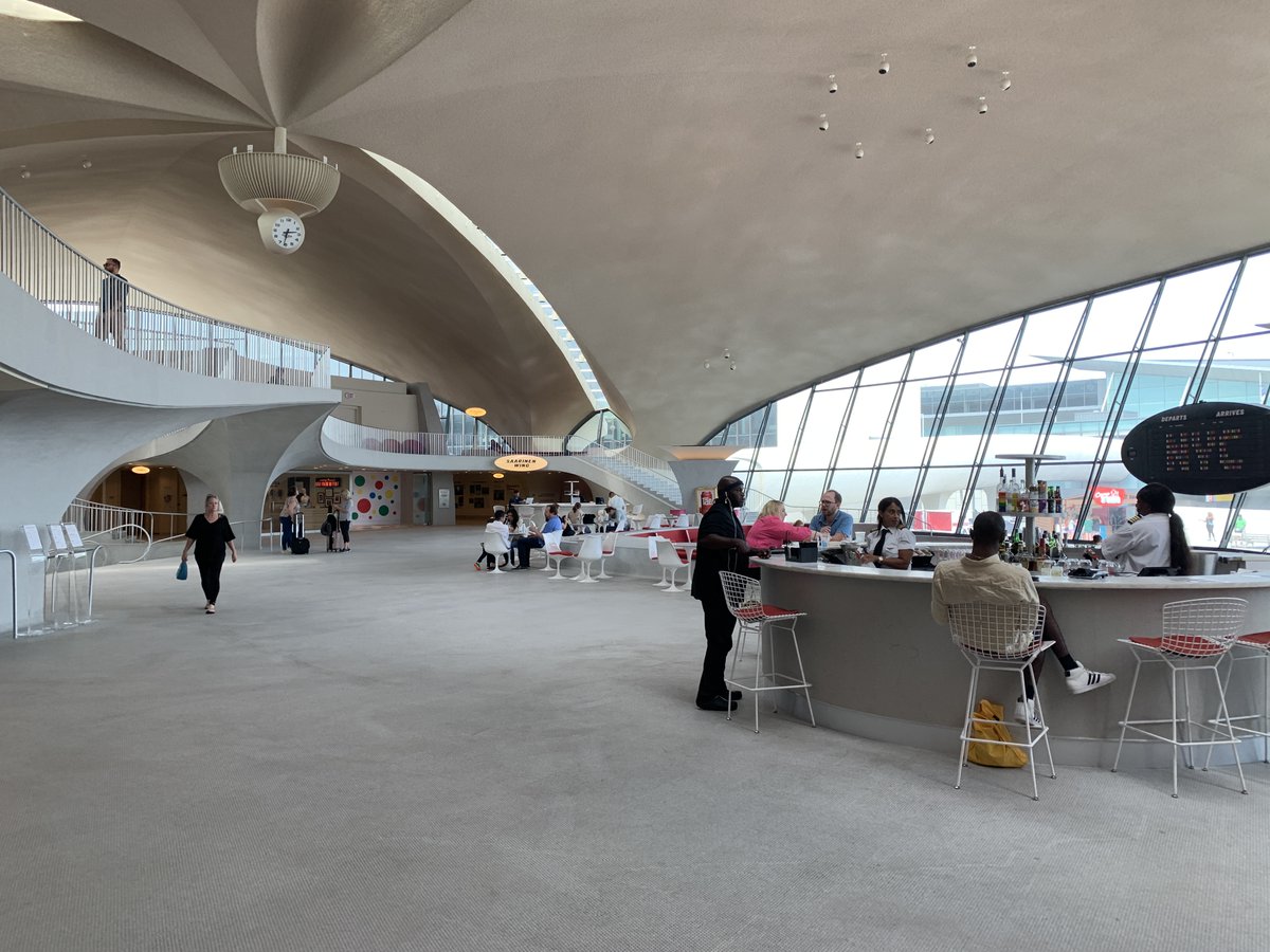 hayrettingunc's tweet photo. Bugün 60 sene önce inşa edilmesine rağmen hala ulaşamadığımız bir gelecekte yer alıyormuş hissi veren bir binayı gezdim: Eero Saarinen’in TWA terminali. Bir süre önce otel olarak tekrar işlevlendirilen bina ilk açıldığı günden kalan detaylarıyla gerçekten büyüleyici. https://t.co/QkC5qqHI50