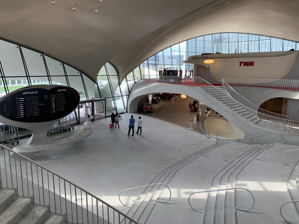 hayrettingunc's tweet photo. Bugün 60 sene önce inşa edilmesine rağmen hala ulaşamadığımız bir gelecekte yer alıyormuş hissi veren bir binayı gezdim: Eero Saarinen’in TWA terminali. Bir süre önce otel olarak tekrar işlevlendirilen bina ilk açıldığı günden kalan detaylarıyla gerçekten büyüleyici. https://t.co/QkC5qqHI50
