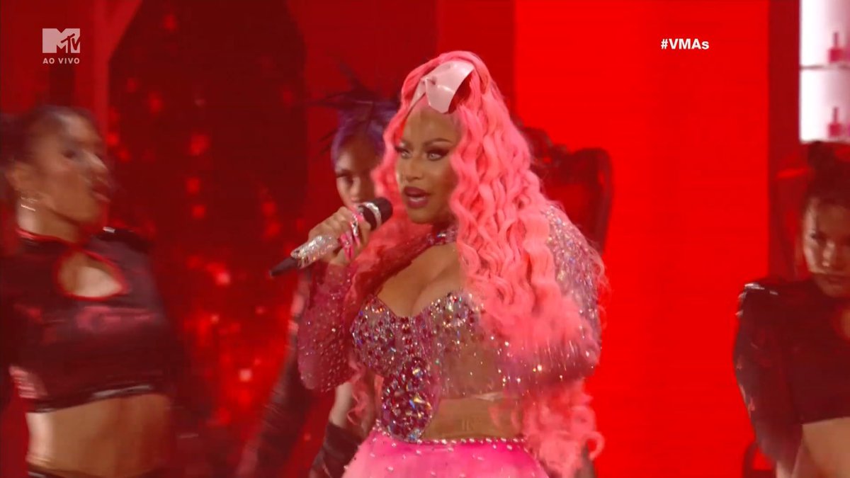 tracklist's tweet photo. HISTÓRICA! Nicki Minaj, vencedora do “Michael Jackson Vanguard Award” com o seu medley no #VMAs https://t.co/DvVW7U9mUt