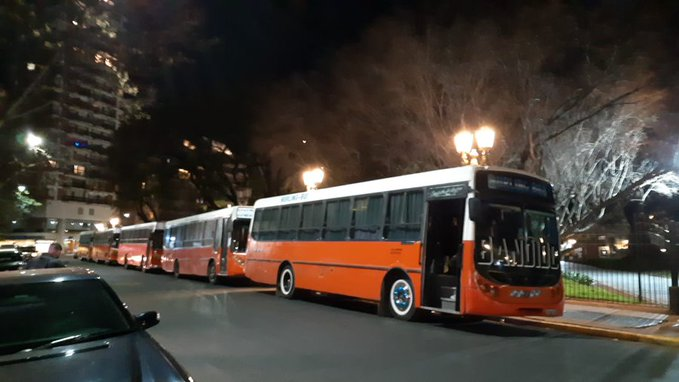 andytweety's tweet photo. Noche 7
Se quejan pq llega infantería a la zona de de Juncal y Uruguay p impedir desorden y desborde a lo q ellos llaman manifestación pública
PROMOCIONADA POR @C5N y la dirigencia en las redes.
La ÚNICA RESPONSABLE se llama CFK
La #JUSTICIA debería pedir q se MUDE YA
#ARGsinCFK https://t.co/v9l3DnVZX9