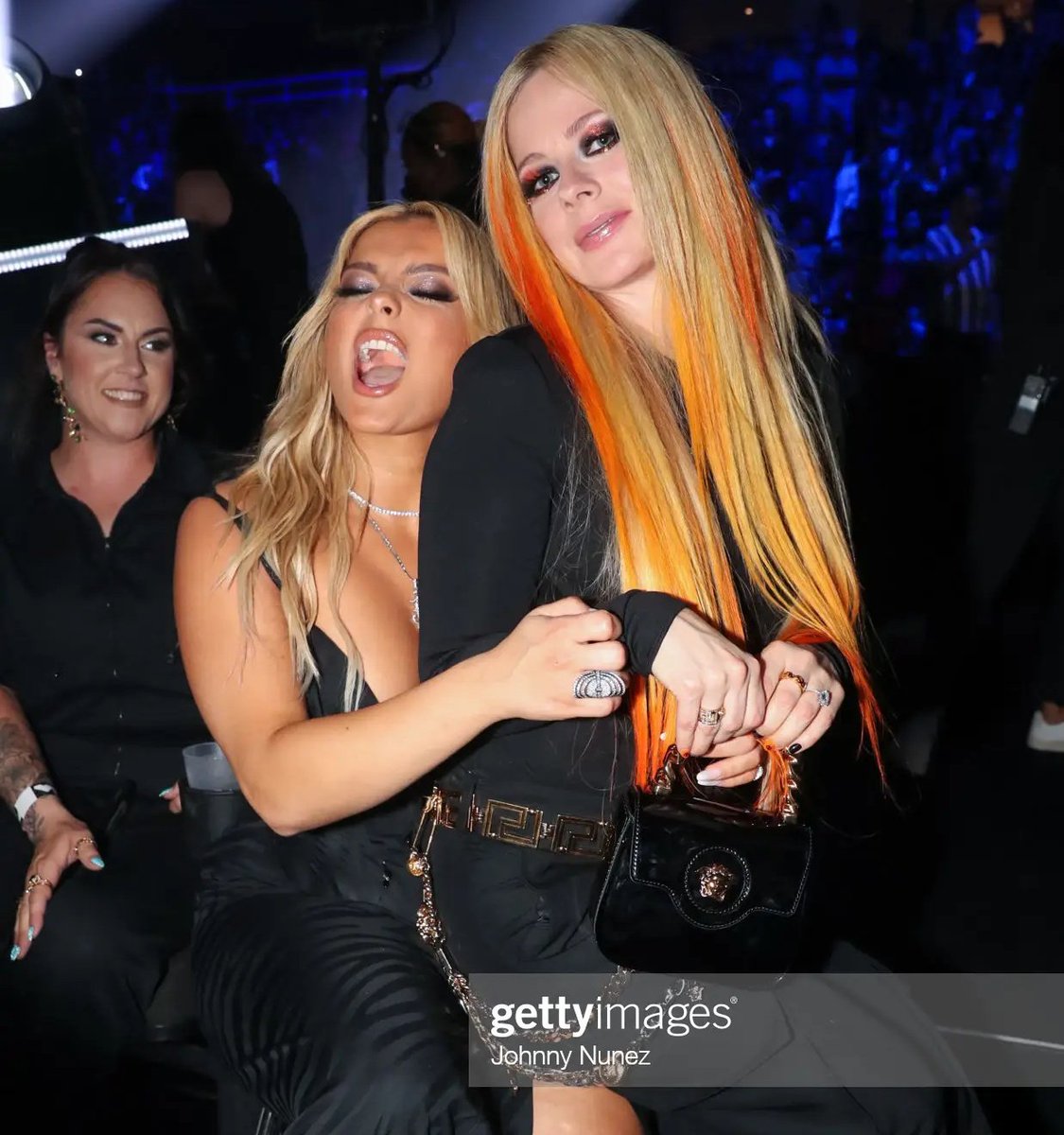 AccessAvril's tweet photo. Avril Lavigne e Bebe Rexha no #VMAs . https://t.co/HambYvshuh
