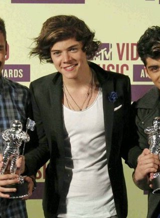 larryparallelss's tweet photo. harry in vmas <3 https://t.co/9fnfRBslke