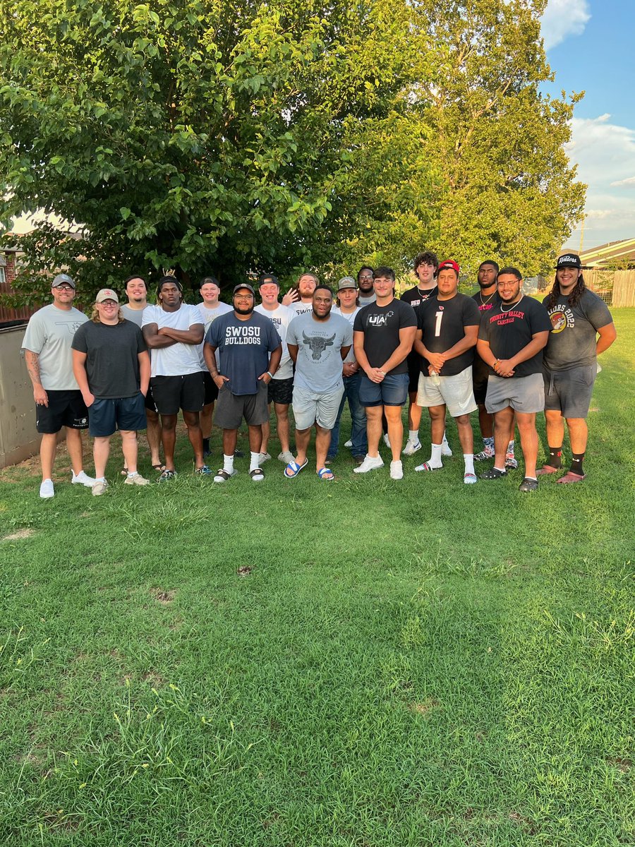 CoachGreenOL's tweet image. It was great having the TRENCHDAWG$ over after practice. Can’t wait to watch these guys compete on Thursday! Chicken alfredo, garlic bread, cookies and homemade cinnamon rolls! S/O to my beautiful wife and mother for the help. 

GAME WEEK‼️ GO DAWGS 🏈🐶🔵