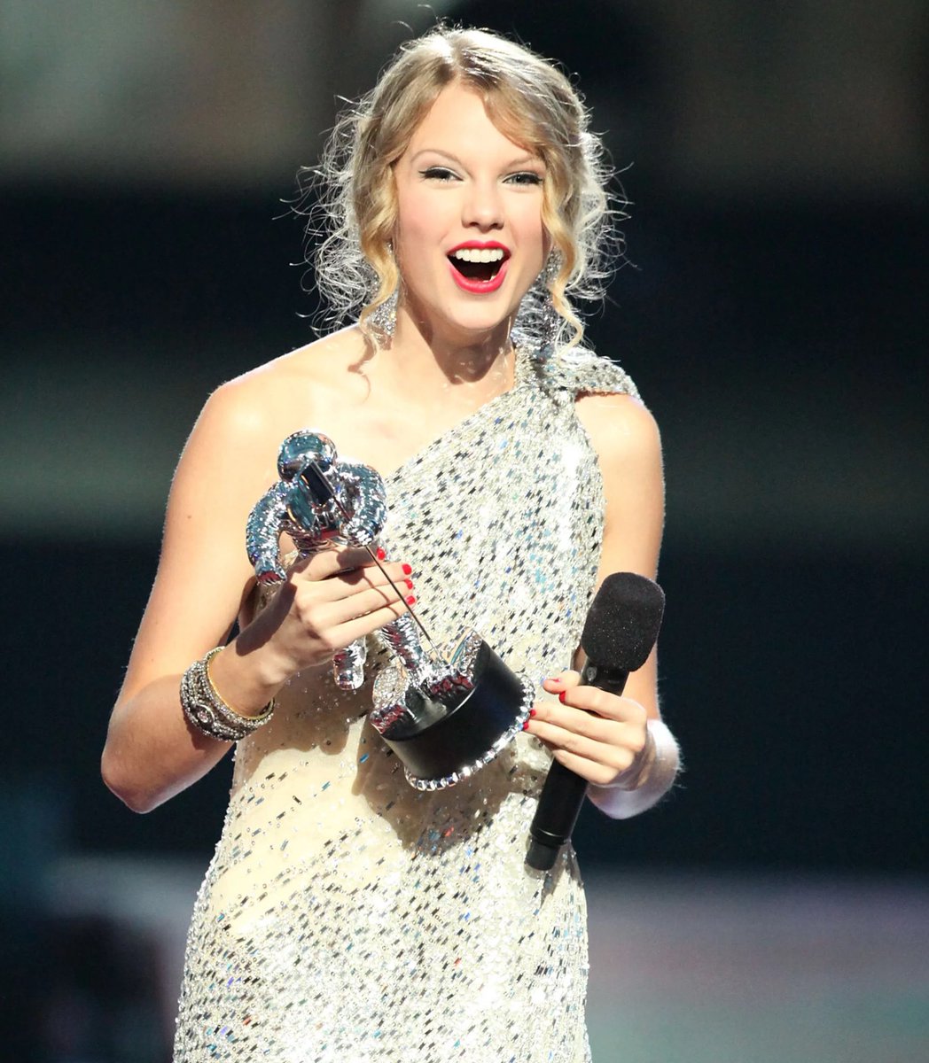 TheSwiftSociety's tweet photo. oh darlin, don't you ever grow up 🥺 https://t.co/cfkj8fZqeH