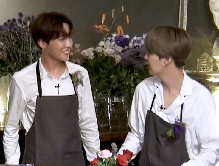 R0CKSTARSOPE's tweet photo. the way hobi looks at Yoongi 🥺 https://t.co/sBhHTW64yZ