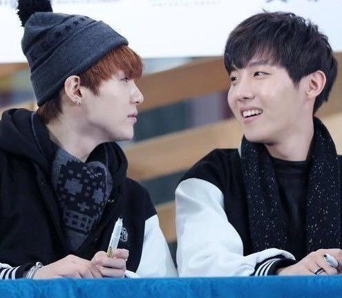 R0CKSTARSOPE's tweet photo. the way hobi looks at Yoongi 🥺 https://t.co/sBhHTW64yZ