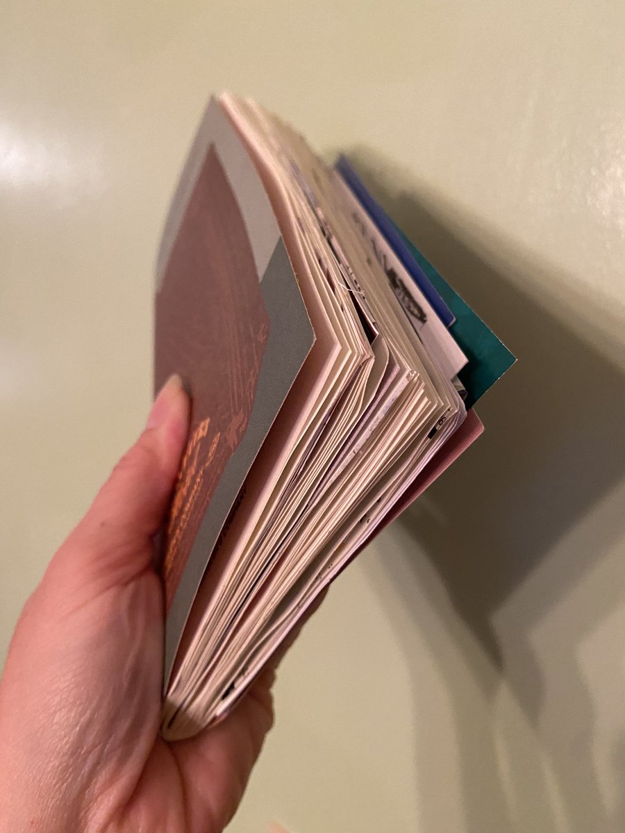 花了一個週末六親不認（非誇飾😆）地把兩個禮拜的加拿大旅遊手帳補完。這回很捨得的用上了2022的限定版本，紀錄2022的旅行格外有紀念價值。
寫完厚厚的一本拿在手上好滿足呀❤️