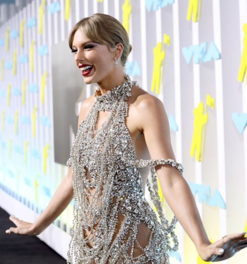 hourlyswift's tweet photo. she is everything to me https://t.co/0OGspiwt5R
