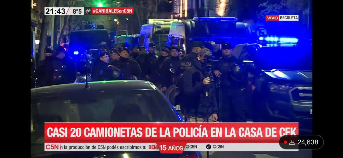 la_campora's tweet photo. “Ayer nos erosionaron el carácter”, dijo Bullrich, una de las responsables del 2001.

¿La respuesta de Larreta para dejar contentos a sus jefes? 20 camiones de la policía de Il capo Macri, infantería y el hidrante para amedrentar a 20 pibes sentados pacíficamente en la vereda. https://t.co/n1cANl9a6h