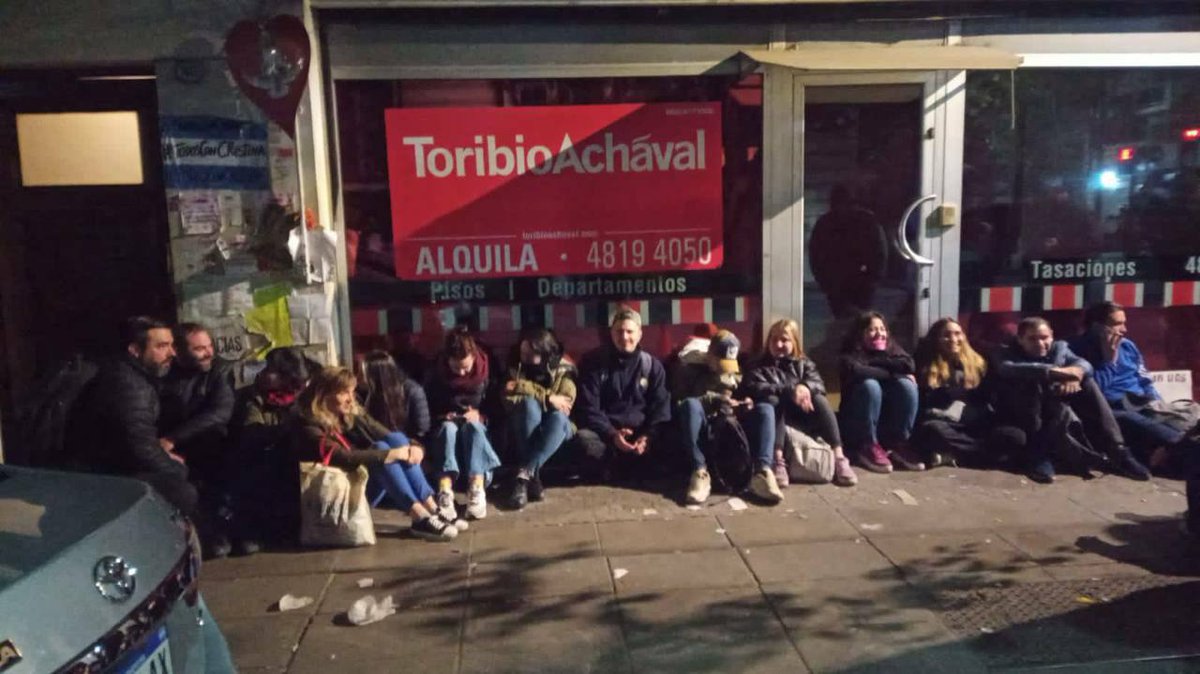 la_campora's tweet photo. “Ayer nos erosionaron el carácter”, dijo Bullrich, una de las responsables del 2001.

¿La respuesta de Larreta para dejar contentos a sus jefes? 20 camiones de la policía de Il capo Macri, infantería y el hidrante para amedrentar a 20 pibes sentados pacíficamente en la vereda. https://t.co/n1cANl9a6h