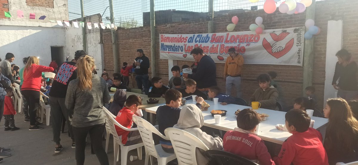 draxxotienda's tweet photo. La felicidad de l@s niñ@s representa el hermoso trabajo que hacen en el merendero "Los Pibes del barrio" de San Lorenzo . Hicimos entrega de los juguetes y donaciones y pasamos un hermoso día ❤️ Ayudar a los que ayudan 🙌🏻🥰 
Gracias panadería #NovoNonino por colaborar 👏 https://t.co/FpFuVTneI1