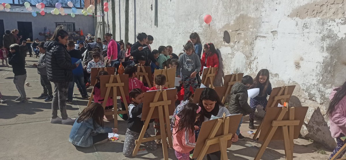 draxxotienda's tweet photo. La felicidad de l@s niñ@s representa el hermoso trabajo que hacen en el merendero "Los Pibes del barrio" de San Lorenzo . Hicimos entrega de los juguetes y donaciones y pasamos un hermoso día ❤️ Ayudar a los que ayudan 🙌🏻🥰 
Gracias panadería #NovoNonino por colaborar 👏 https://t.co/FpFuVTneI1