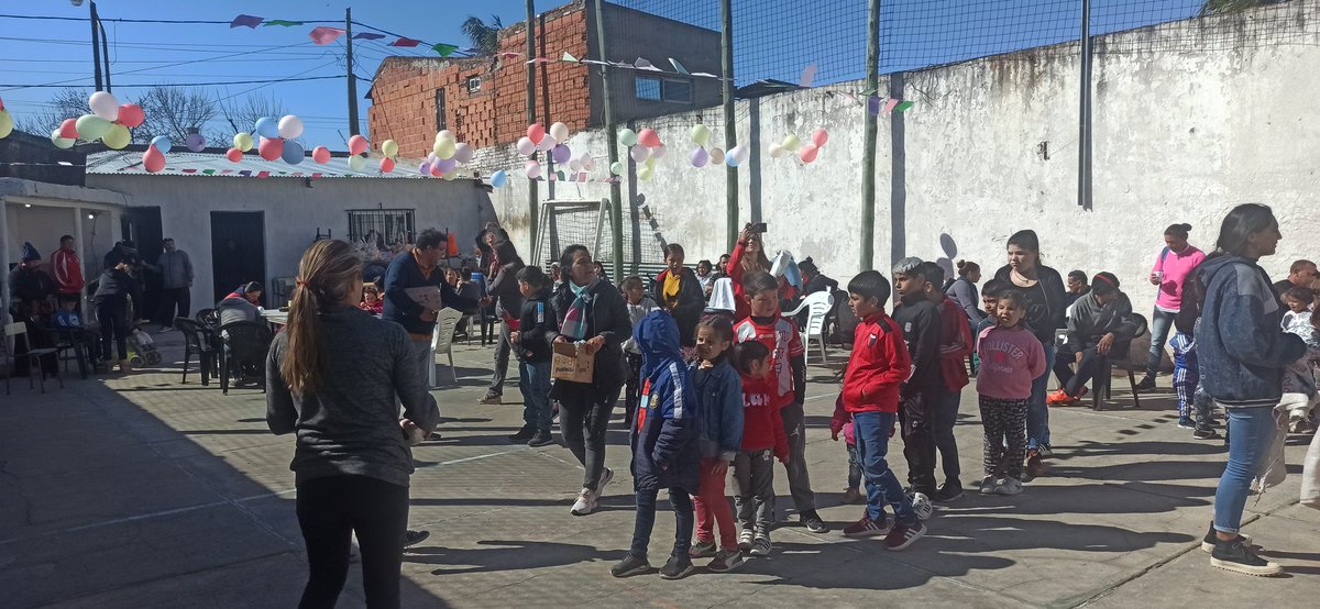 draxxotienda's tweet photo. La felicidad de l@s niñ@s representa el hermoso trabajo que hacen en el merendero "Los Pibes del barrio" de San Lorenzo . Hicimos entrega de los juguetes y donaciones y pasamos un hermoso día ❤️ Ayudar a los que ayudan 🙌🏻🥰 
Gracias panadería #NovoNonino por colaborar 👏 https://t.co/FpFuVTneI1