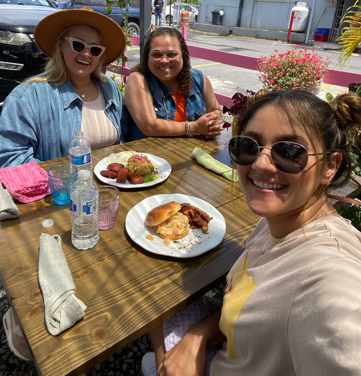 Lizzy_0923's tweet photo. Que seria de la vida sin los amigos que se convierten en familia? Gracias por tanto. Por obligarme a celebrar aunque no me guste, por cada detalle, por siempre estar, no importa la distancia. #LasPro #LaNegritaTambienPresente #TeExtrañamos #SiempreJuntas #SeAcabaronLosCumple 🤣 https://t.co/0HAryUxhvW