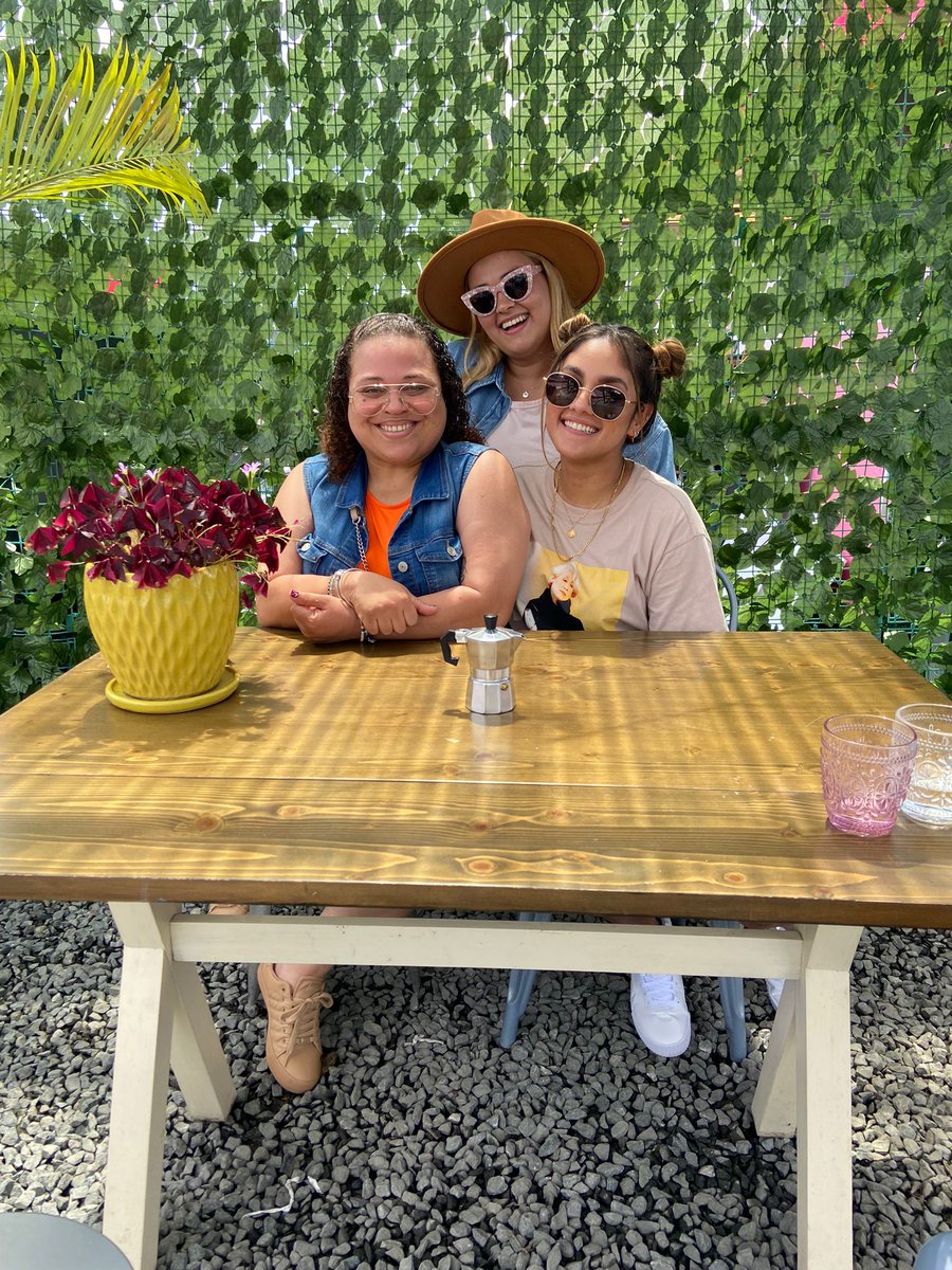Lizzy_0923's tweet photo. Que seria de la vida sin los amigos que se convierten en familia? Gracias por tanto. Por obligarme a celebrar aunque no me guste, por cada detalle, por siempre estar, no importa la distancia. #LasPro #LaNegritaTambienPresente #TeExtrañamos #SiempreJuntas #SeAcabaronLosCumple 🤣 https://t.co/0HAryUxhvW