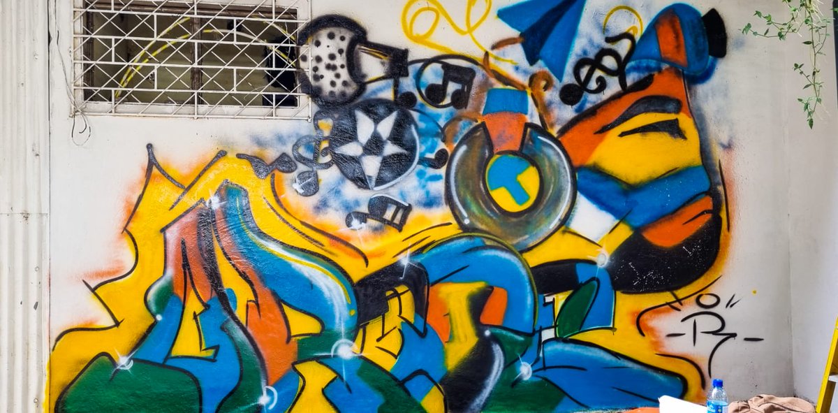 JNIUsulutan_'s tweet photo. ยฟQuรฉ les parece el talento artรญstico de este joven? ๐คฉ ๐
El artista Ricardo Chicas plasmo su pensar y creatividad en esta obra de grafiti, dedicada a la juventud de #Shulton.
Grande Ricardo, tu talento es inigualable e irreemplazable. โค ๐ฏ
#UrbanFest
#JuventudConTalento https://t.co/MP0scR7hrJ