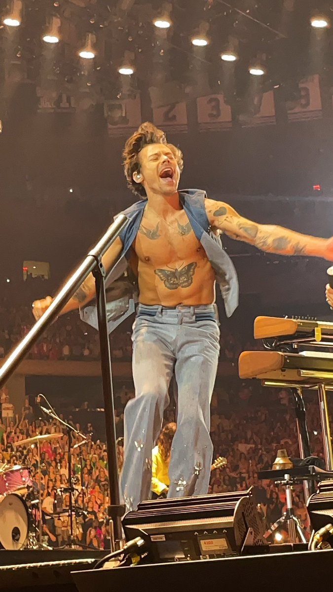 theharrylibrary's tweet photo. Harry on stage tonight in New York https://t.co/GtFMiWNxFv