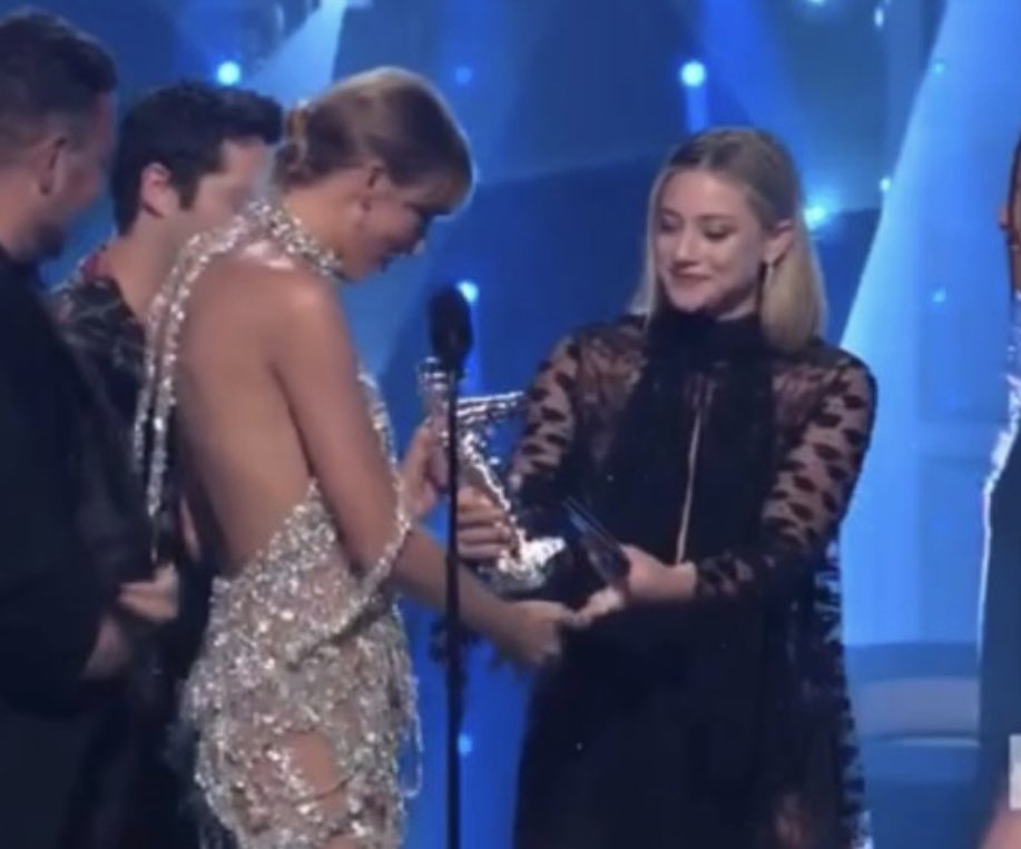 barchiesorigin's tweet photo. this right here is proof that taylor swift’s song ‘betty’ was written about betty cooper #VMAs https://t.co/w3I8xkHMEC