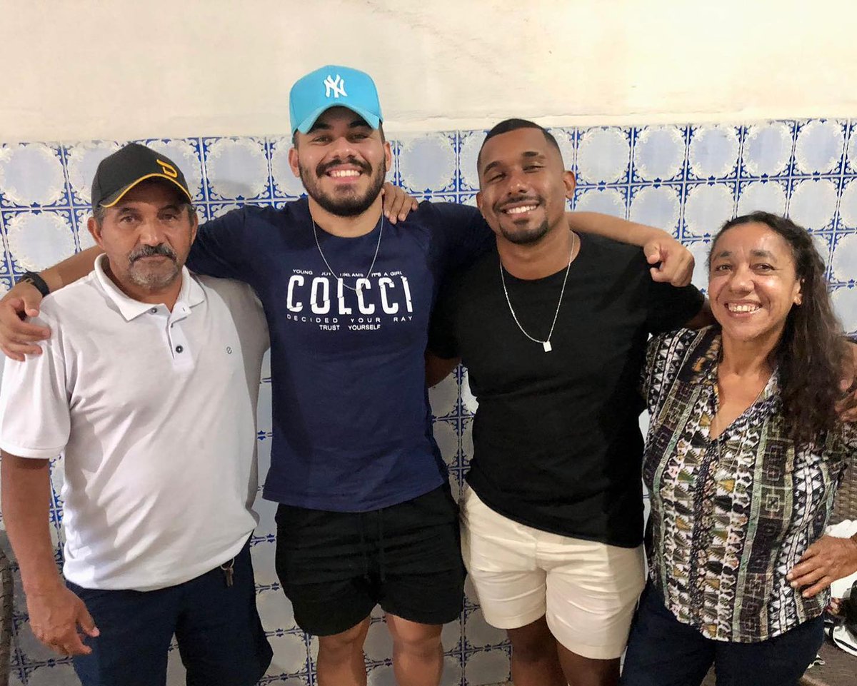 MayconRobertoo_'s tweet photo. Sorriso que nenhum outro ser humano consegue arrancar de mim, só vocês! 
Eu amo vocês demais demais ❤️❤️❤️ https://t.co/J9oVFoOHev