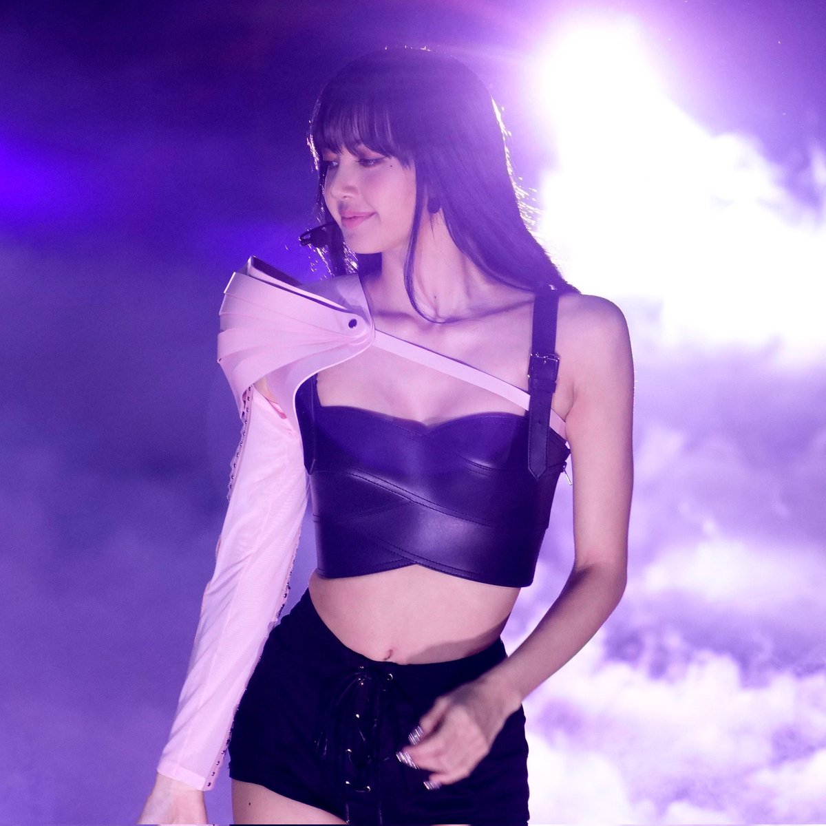 onlystanLISA's tweet photo. Everybody make way for THE QUEEN LISA 💖

LALISA TAKES OVER VMAs
#LisaHitsMTVStage https://t.co/7OzRQbi2gw