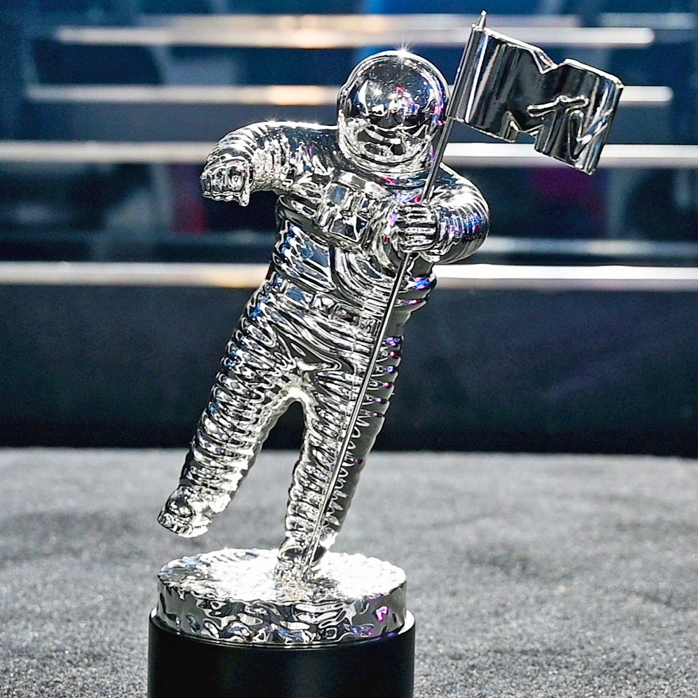etnow's tweet photo. Lisa wins the Best K-Pop award for “Lalisa” at the #VMAs. https://t.co/kFFyOEl1jP