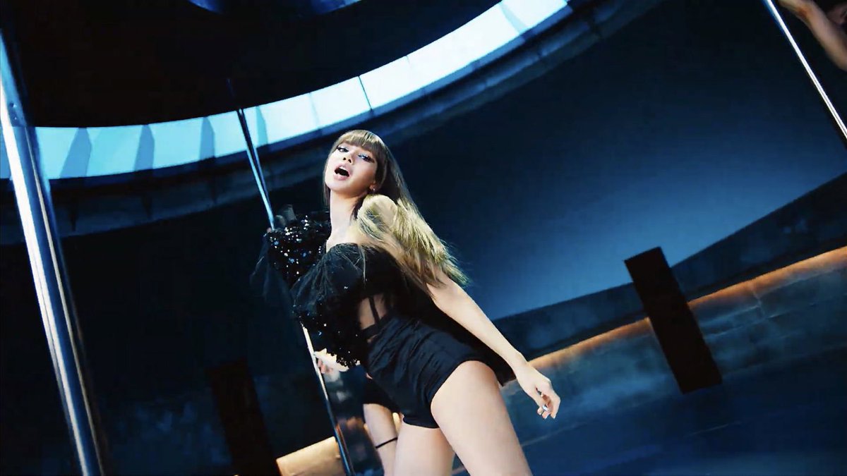 PopBase's tweet photo. ‘LALISA’ by Lisa of BLACKPINK wins the #VMAs award for Best K-Pop. https://t.co/66odfY0ZV1