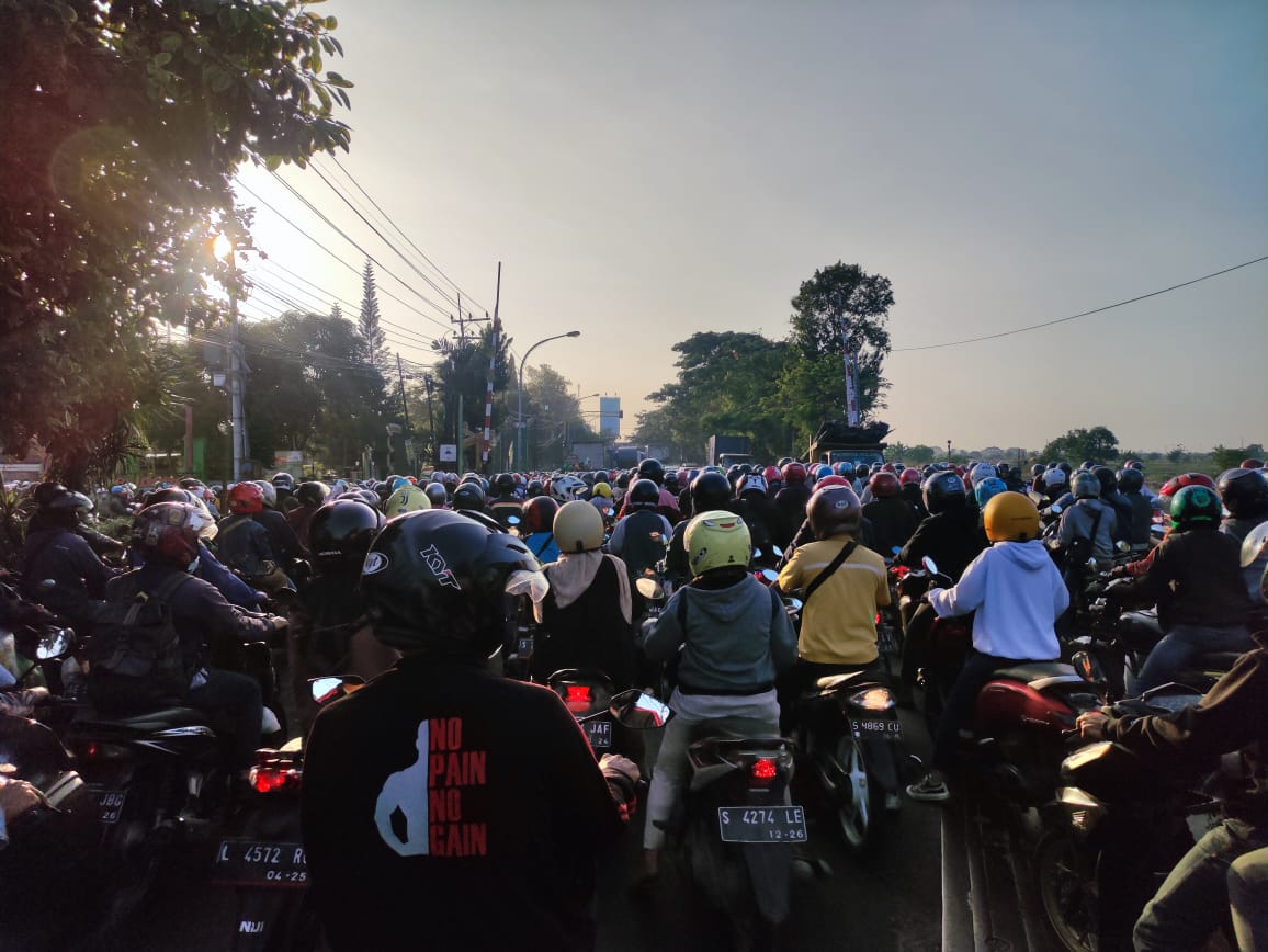 AlifTailor's tweet photo. @e100ss Lamongan ke timur atau ke Gresik macet total https://t.co/1OFjcd6P87