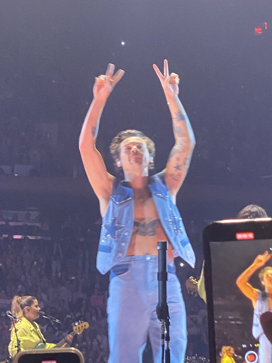 bestharrysbr's tweet photo. 📸 || SENHOR 🥵🥵🥵 Harry no palco do Madison Square Garden em Nova York

via keepdrivingss https://t.co/LbnkS2CNf5