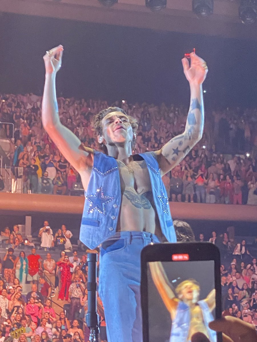 bestharrysbr's tweet photo. 📸 || SENHOR 🥵🥵🥵 Harry no palco do Madison Square Garden em Nova York

via keepdrivingss https://t.co/LbnkS2CNf5