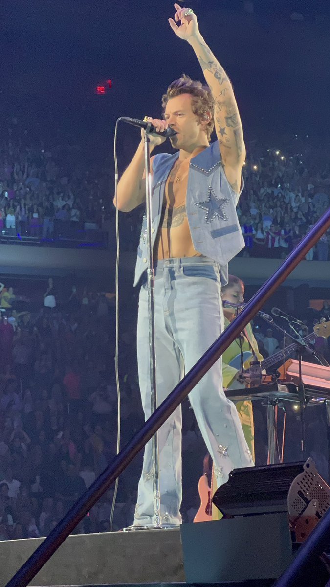 TheHarryNews's tweet photo. Harry glowing onstage tonight! #LoveOnTourNYC (Via moonwavess) https://t.co/Y6oryvvQTv