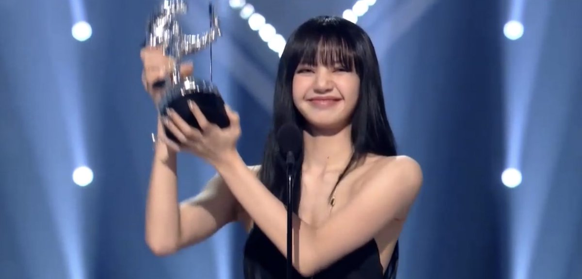 blackpinkbabo's tweet image. LISA WON BEST KPOP AT THE VMAs! OUR QUEEN MAKING HISTORY 👑💛