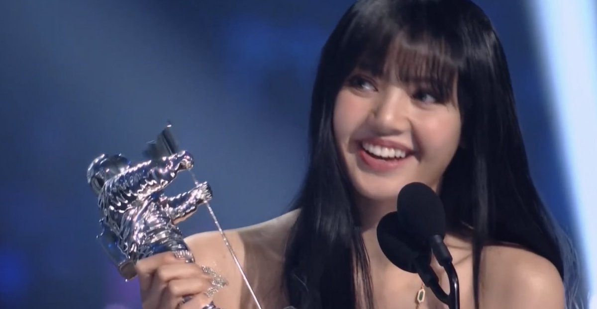 blackpinkbabo's tweet image. LISA WON BEST KPOP AT THE VMAs! OUR QUEEN MAKING HISTORY 👑💛
