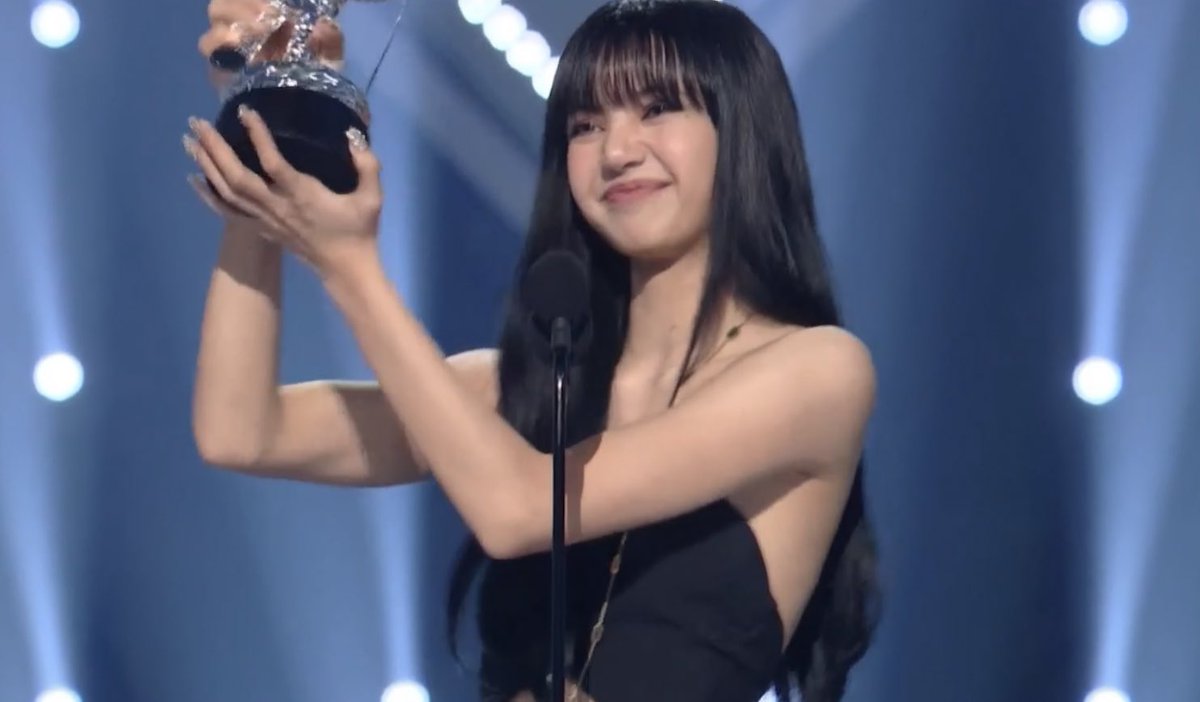 blackpinkbabo's tweet image. LISA WON BEST KPOP AT THE VMAs! OUR QUEEN MAKING HISTORY 👑💛