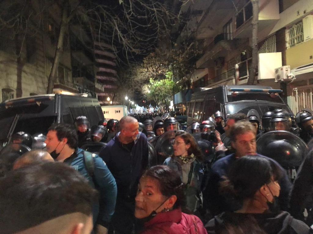 jppmescobar's tweet photo. #TodosConCristina ✌️🇦🇷 

📍Juncal y Uruguay. 

Bancando a Cristina, defendiendo al pueblo y al peronismo. 

“A la fuerza brutal de la antipatria, opondremos la fuerza del pueblo organizado.”

https://t.co/BUVrlhTker https://t.co/QLJr6uDiTS
