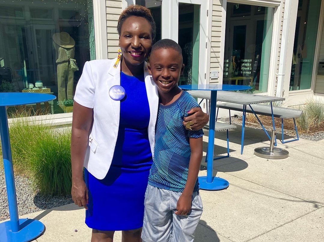 Vivian4StateRep's tweet photo. #TeamVivian at the #doors today with #ActonMA’s Select Board member- @HimajaNagireddy, @ABschools student -Kimia, @TownofConcordMA resident Ruthy, and 10 year old special guest, Ethan #mapoli #vivianbirchall #staterep #14thmiddlesex https://t.co/0jEcEVzywR