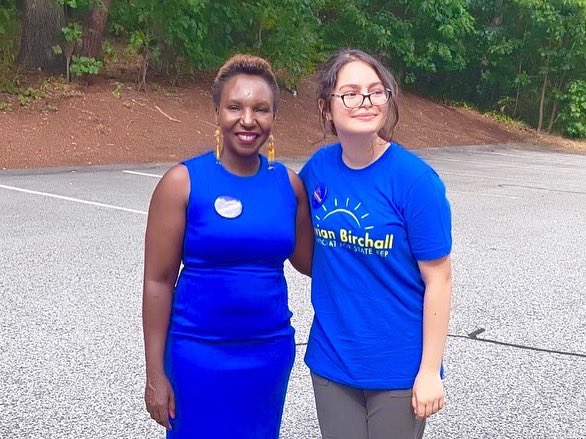 Vivian4StateRep's tweet photo. #TeamVivian at the #doors today with #ActonMA’s Select Board member- @HimajaNagireddy, @ABschools student -Kimia, @TownofConcordMA resident Ruthy, and 10 year old special guest, Ethan #mapoli #vivianbirchall #staterep #14thmiddlesex https://t.co/0jEcEVzywR