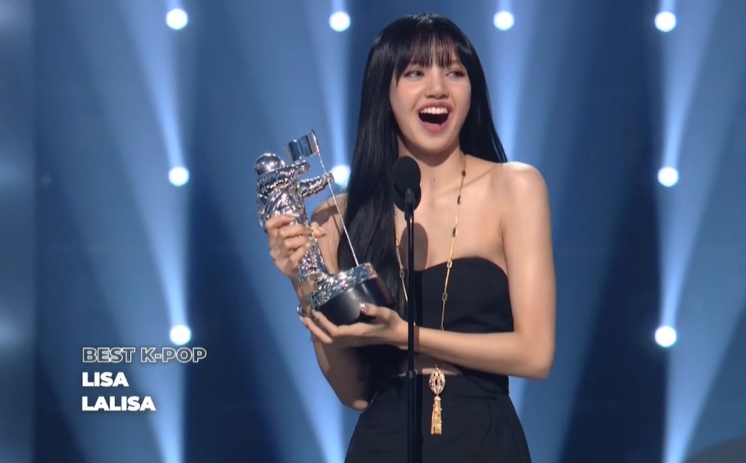 BPGlobalNews's tweet image. CONGRATULATIONS #LISA for winning "Best K-pop" award at this year's MTV #VMAs with 'LALISA'!🥳🏆🏆🏆

TASTE THAT VENOM ON VMA
#BLACKPINKInYourVMAs @BLACKPINK