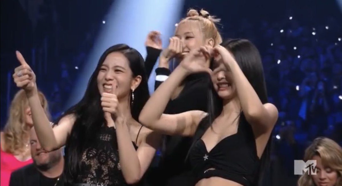 onewaywithchu's tweet photo. This is extremely cute congrats to Lisa!!🥹 https://t.co/SmYtdGAQa3