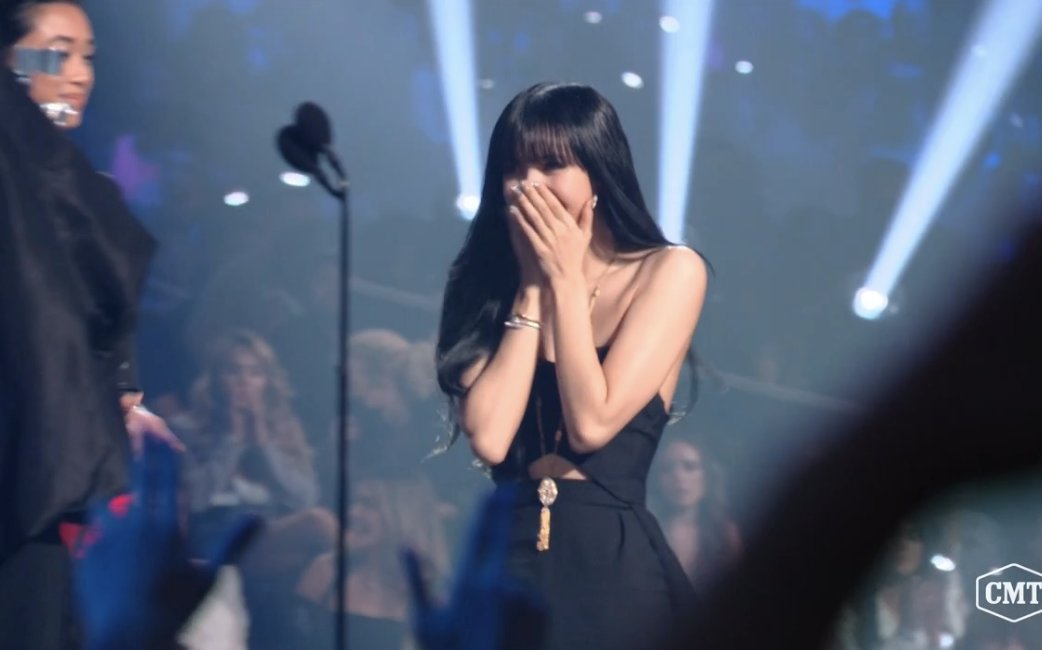 BuzzFeed's tweet photo. Lisa deserves the world 🥹😤🥰 #VMAs https://t.co/kwvMevN44O