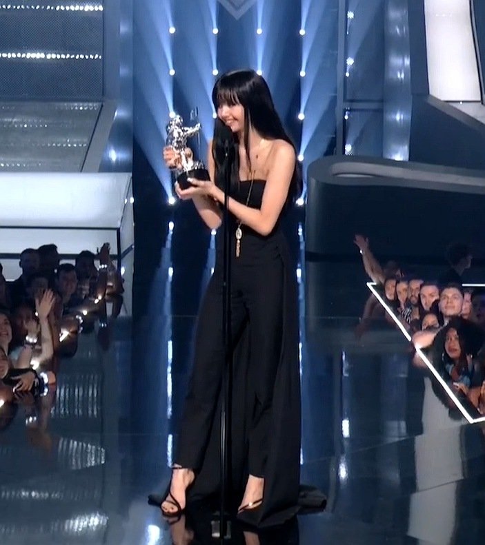cyanblink's tweet image. Lalisa has won 'Best K-pop' at the VMAs. Lisa becomes the first solo artist and lead female act ever to win this award. Congrats! 🎉 @BLACKPINK #VMAs